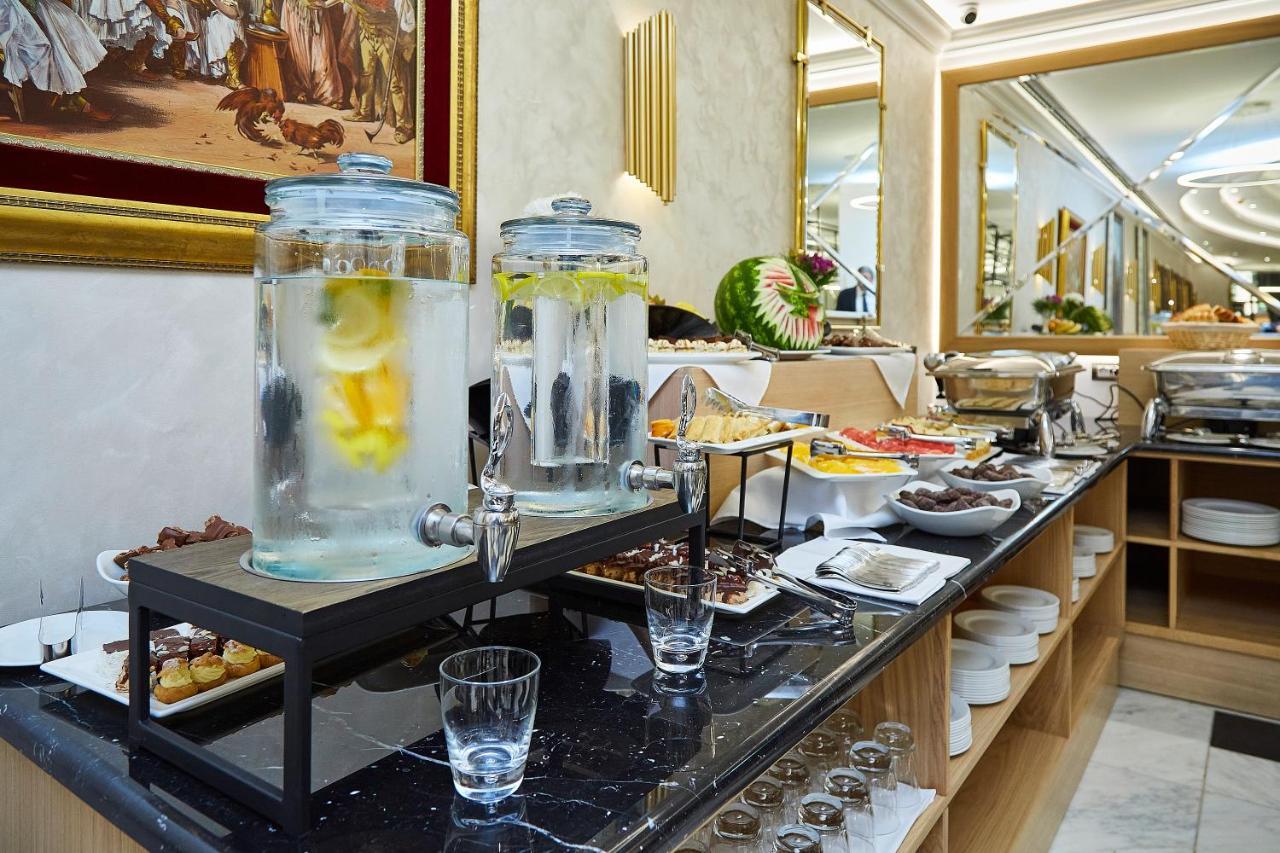 A Hoteli - Hotel Park Vrnjačka Banja Kültér fotó A buffet at a hotel