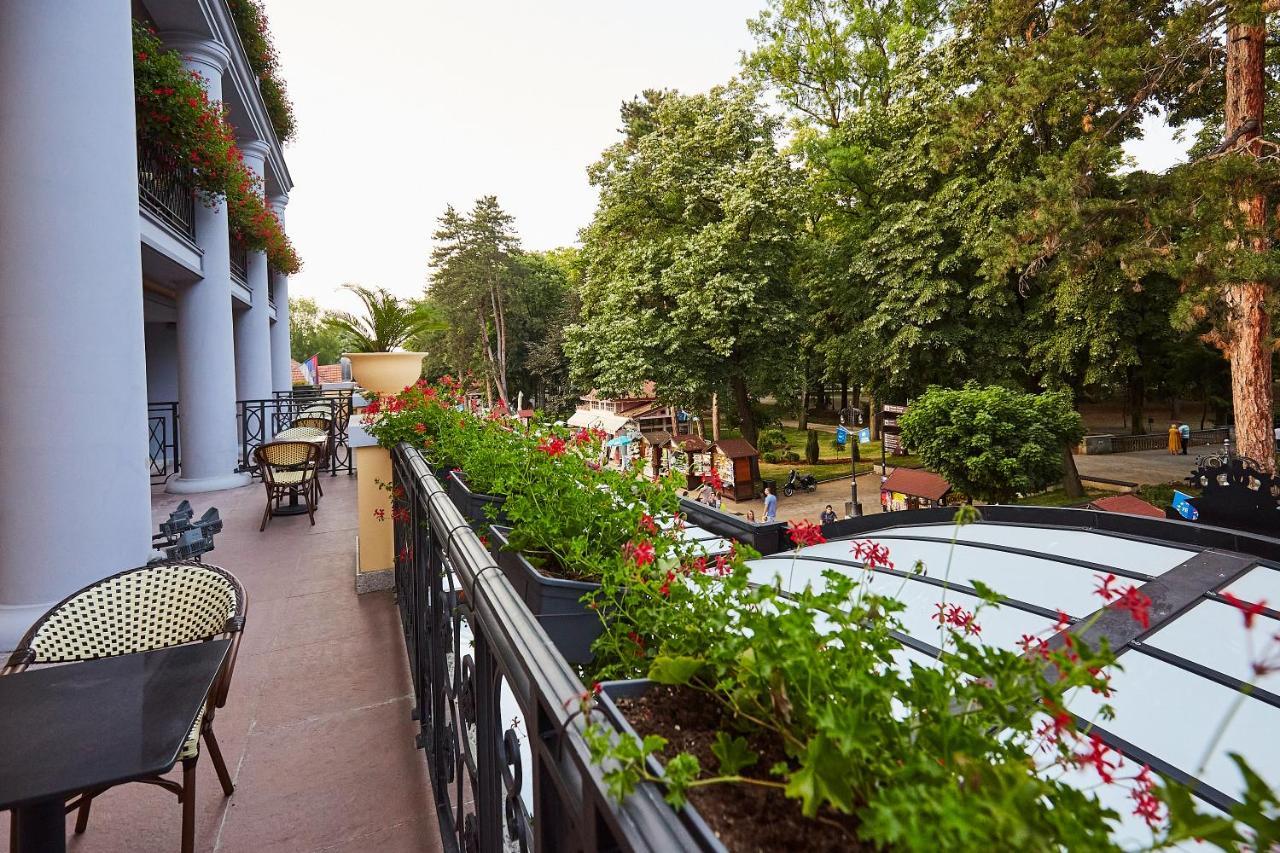 A Hoteli - Hotel Park Vrnjačka Banja Kültér fotó The hotel's terrace