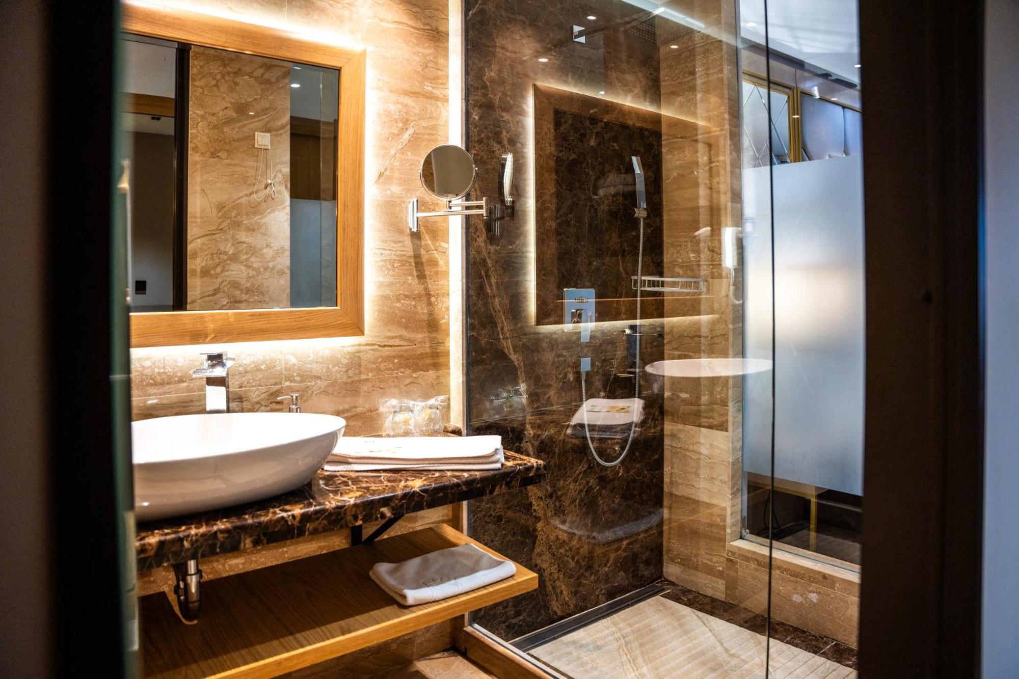 A Hoteli - Hotel Park Vrnjačka Banja Kültér fotó A bathroom in a hotel
